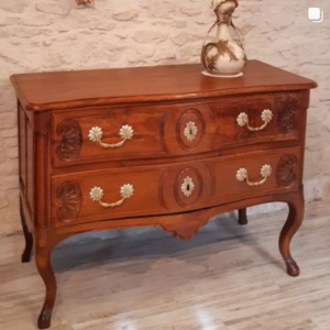 Commode sauteuse en noyer.