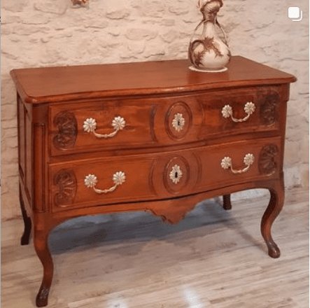 Commode sauteuse en noyer.